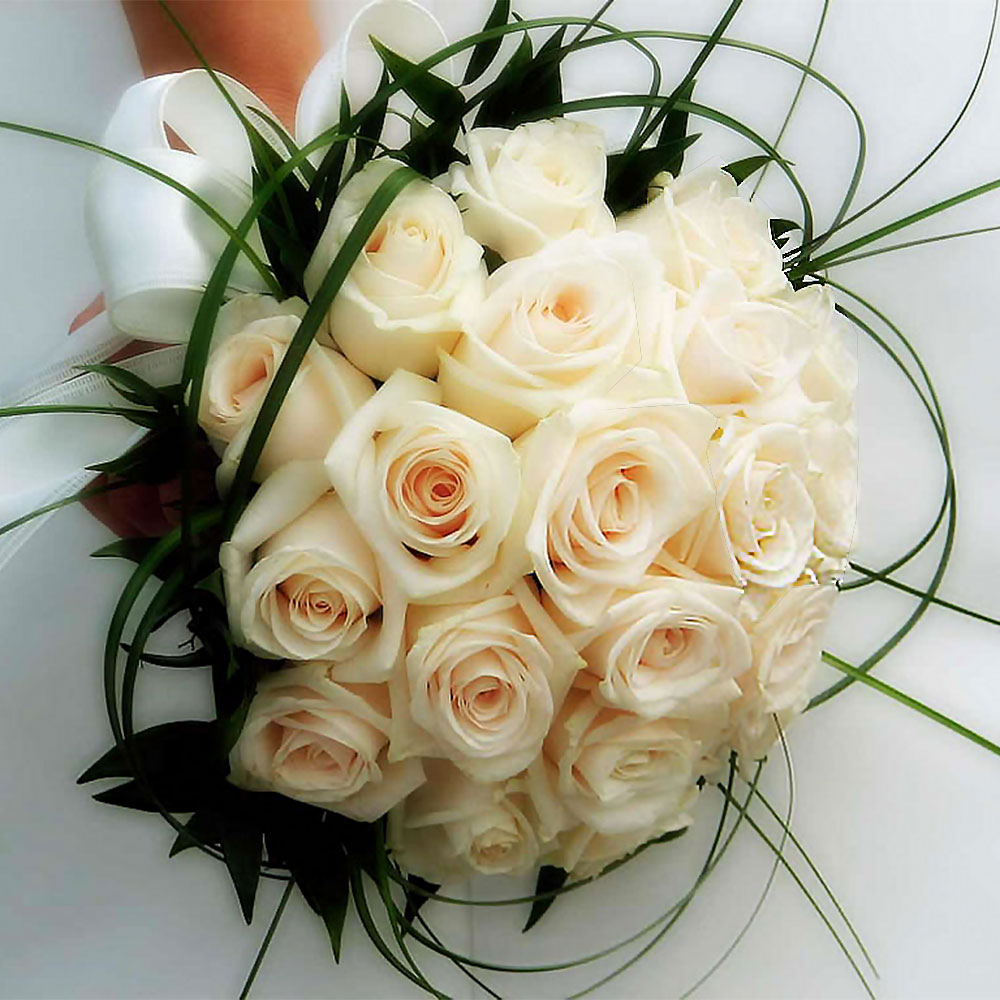 Wonderful Bouquet for Bride in Rome with ivory roses